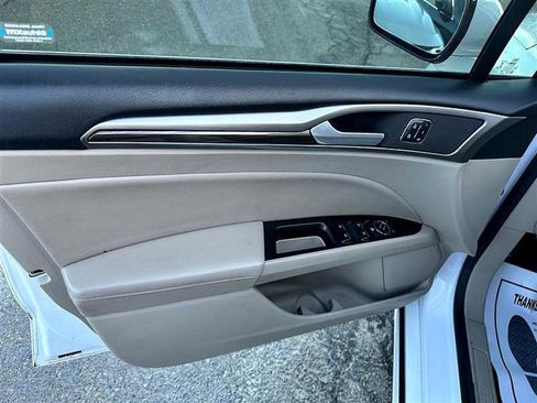 Used 2017 Ford Fusion SE w/ Fusion SE Technology Package image 12