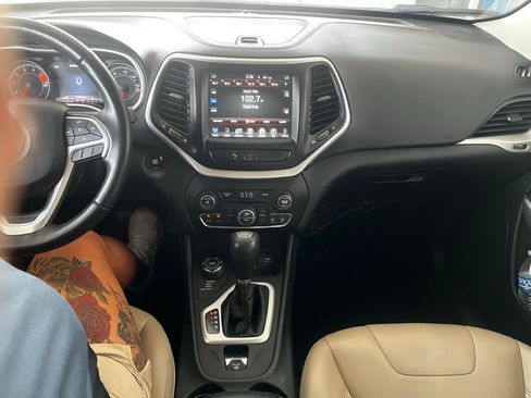 Used 2018 Jeep Cherokee Limited image 12