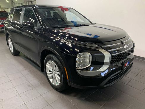 New 2025 Mitsubishi Outlander ES image 2