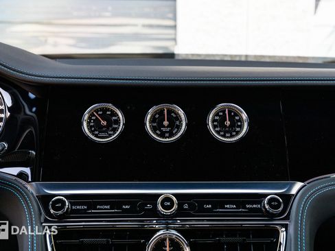 Used 2024 Bentley Flying Spur V8 image 27