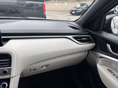 Used 2025 Genesis G70 2.5T image 35