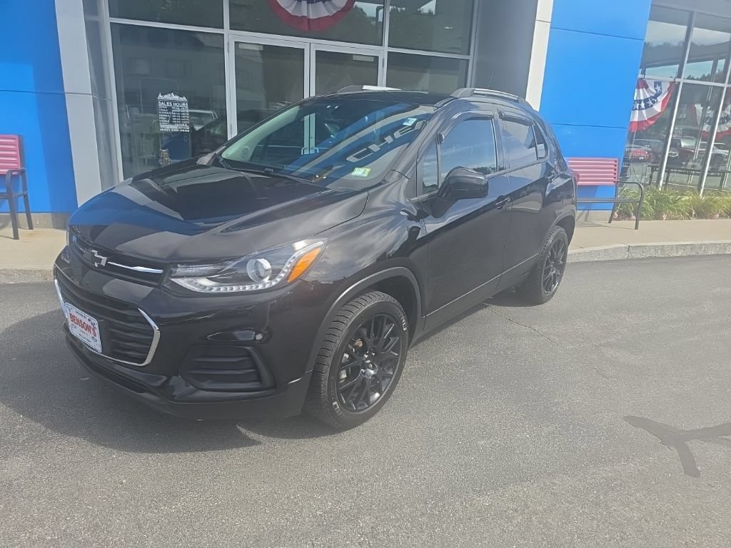 Used 2022 Chevrolet Trax LT w/ Premium Seat Package AWD/4WD image 2