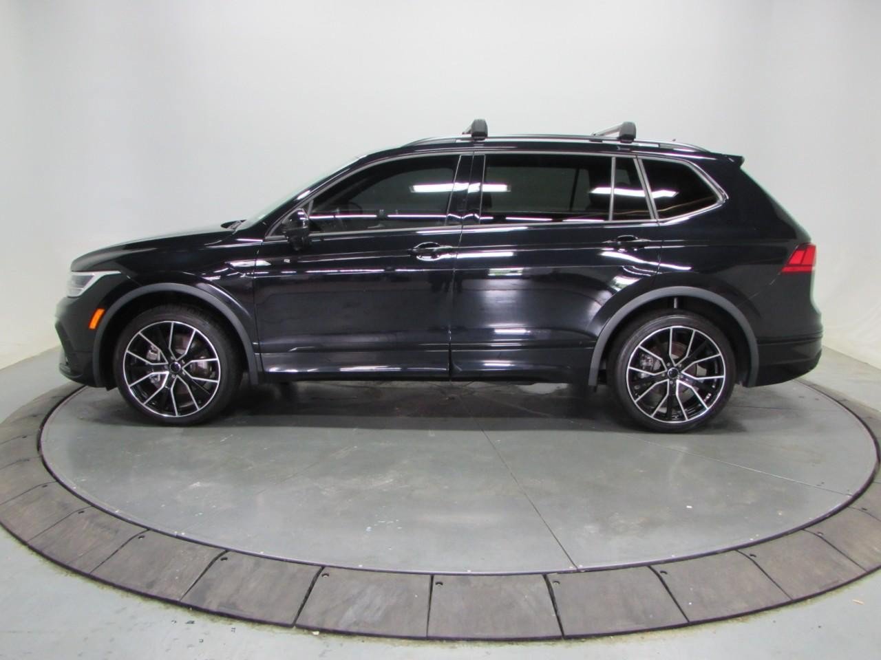 Used 2023 Volkswagen Tiguan SE R-Line FWD image 4