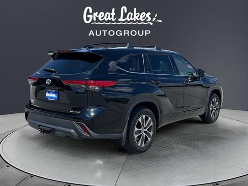 Used 2022 Toyota Highlander XLE AWD/4WD image 5