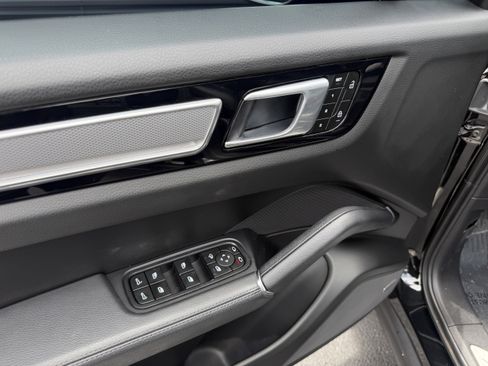 Certified 2023 Porsche Cayenne Platinum Edition AWD/4WD image 22