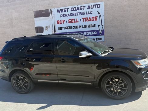 Used 2018 Ford Explorer XLT w/ Equipment Group 202A FWD image 2