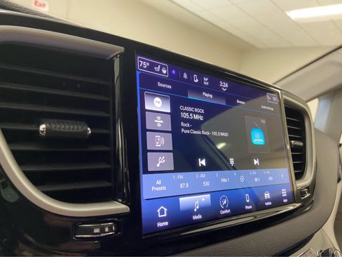 Used 2024 Chrysler Pacifica Touring-L image 26