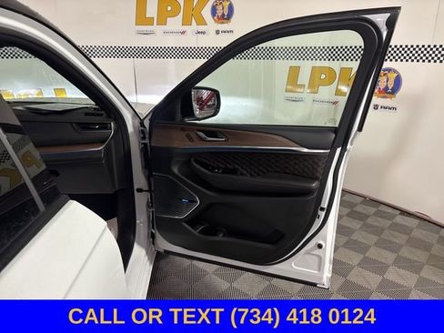Used 2022 Jeep Grand Cherokee Summit w/ Luxury Tech Group V AWD/4WD image 28