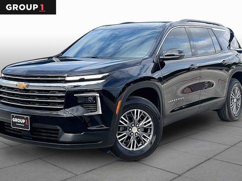 Used 2026 Chevrolet Traverse LT FWD image 1