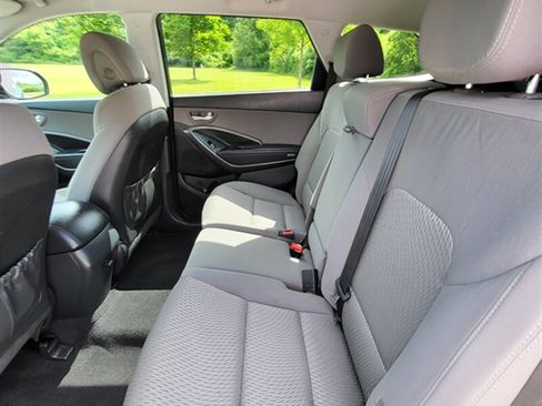 Used 2017 Hyundai Santa Fe SE FWD image 19