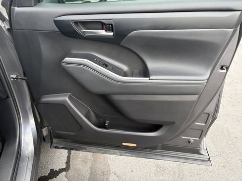 Used 2023 Toyota Highlander XLE AWD/4WD image 10