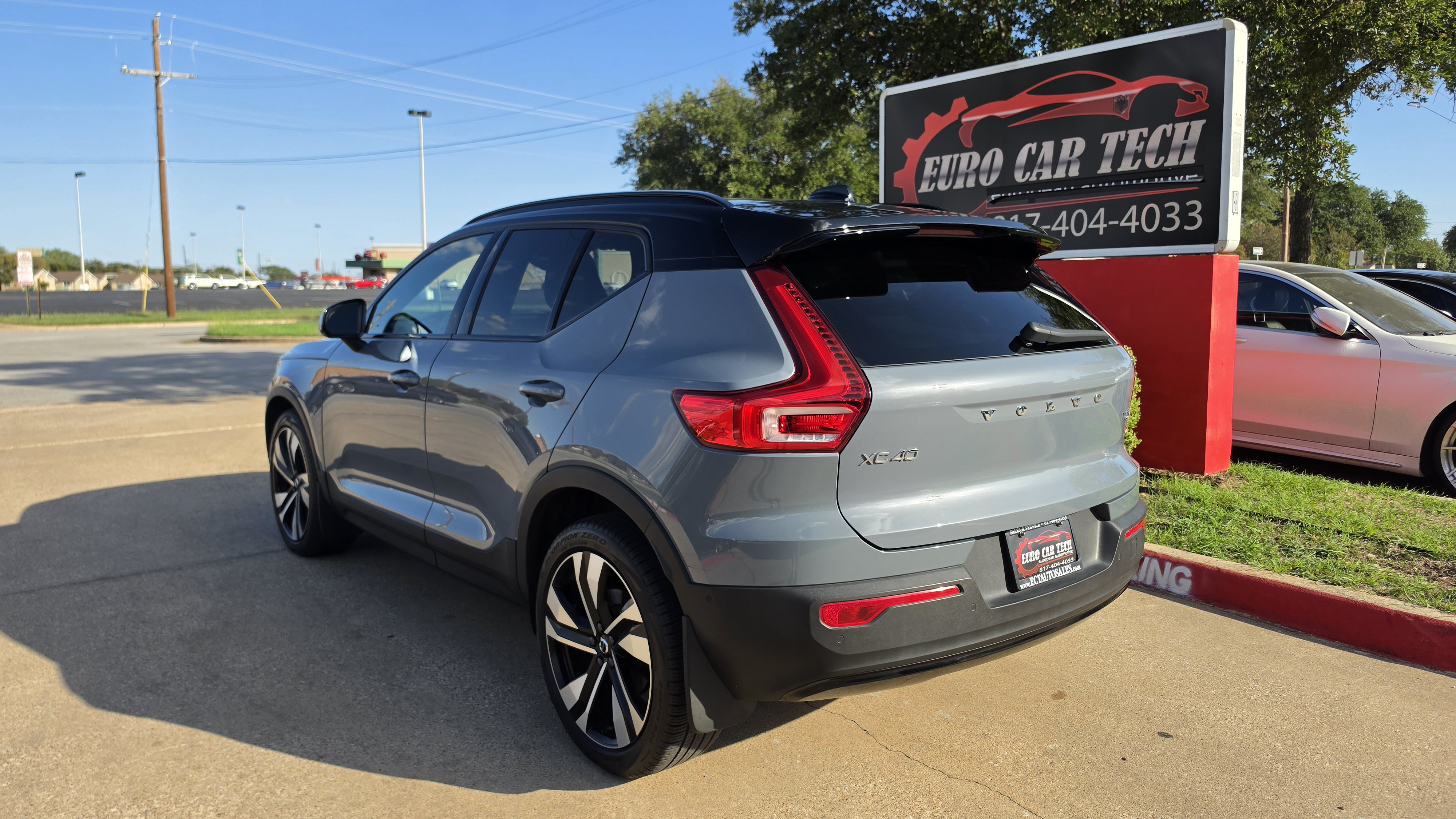 Used 2021 Volvo XC40 T5 R-Design w/ Advanced Package AWD/4WD image 3