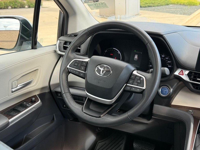 Used 2024 Toyota Sienna XLE FWD image 15
