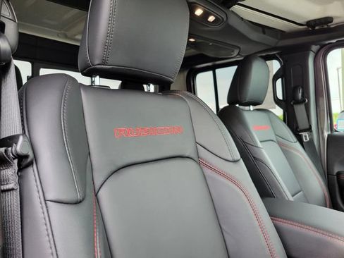 Used 2025 Jeep Gladiator Rubicon w/ Convenience Group AWD/4WD image 30