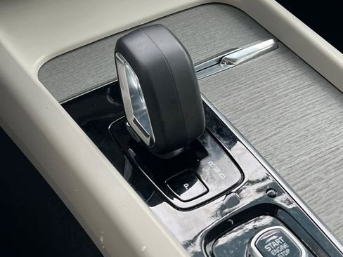 Used 2023 Volvo XC60 B5 Plus image 26