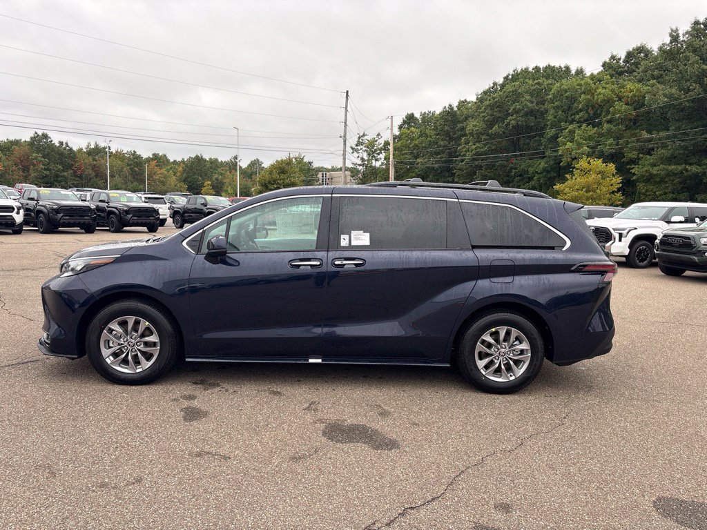 Used 2026 Toyota Sienna XLE AWD/4WD image 3