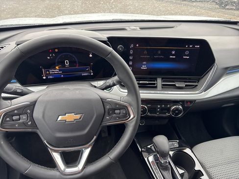 Used 2025 Chevrolet Trax LT w/ LT Convenience Package image 15