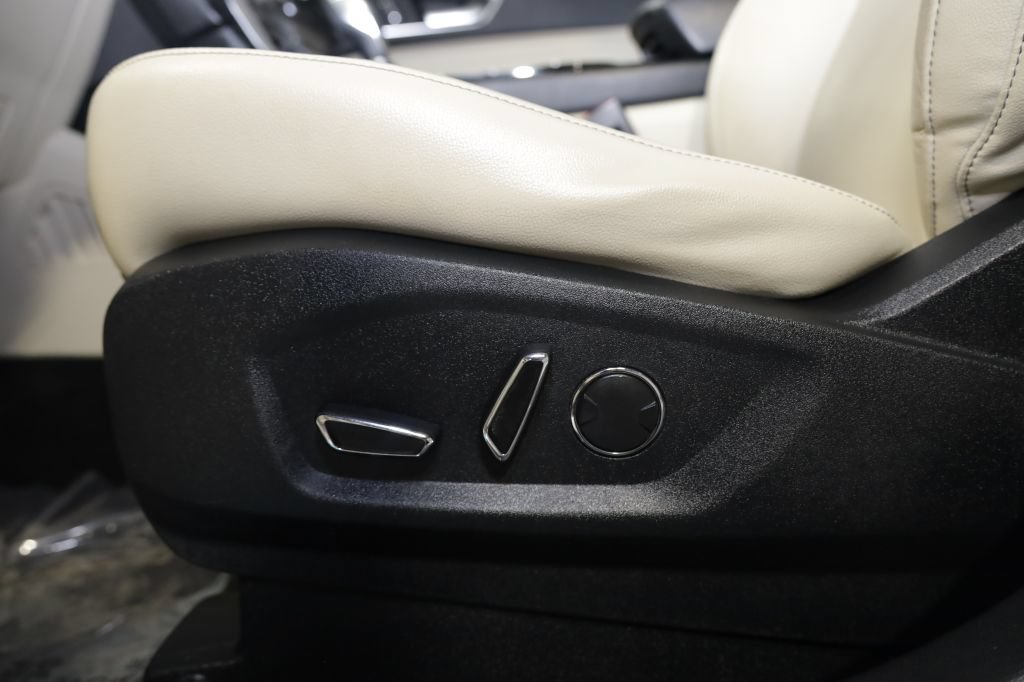 Used 2018 Ford Edge Titanium w/ Technology Package FWD image 14
