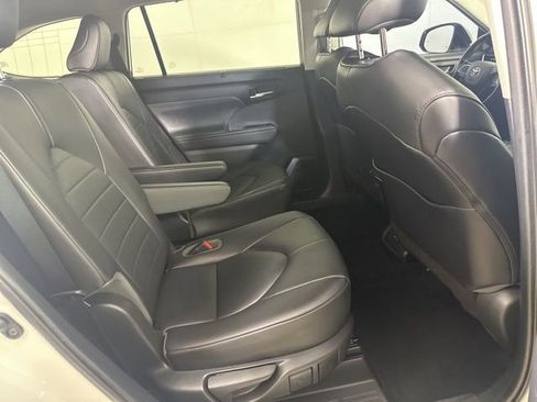 Used 2020 Toyota Highlander XLE AWD/4WD image 24