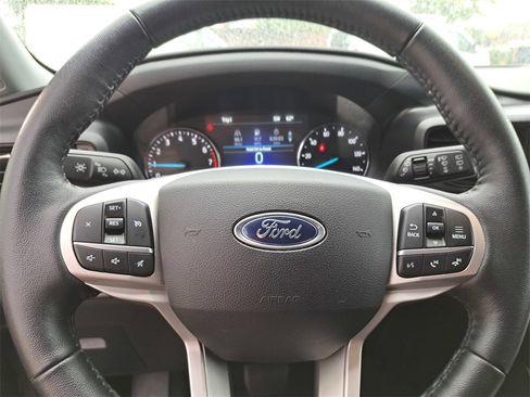 Used 2021 Ford Explorer XLT image 9