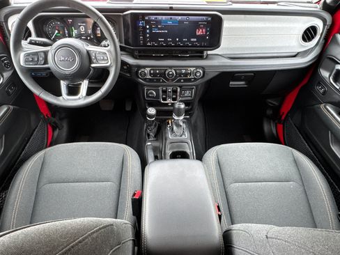 Used 2025 Jeep Wrangler Sahara image 23