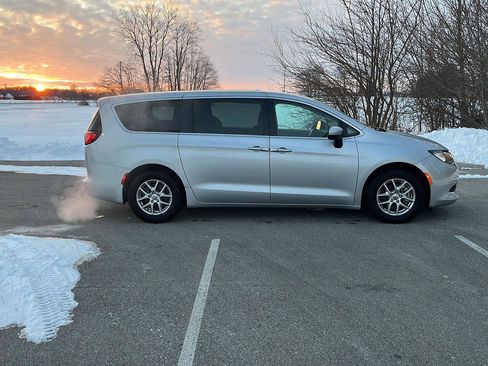 Used 2023 Chrysler Voyager LX image 7