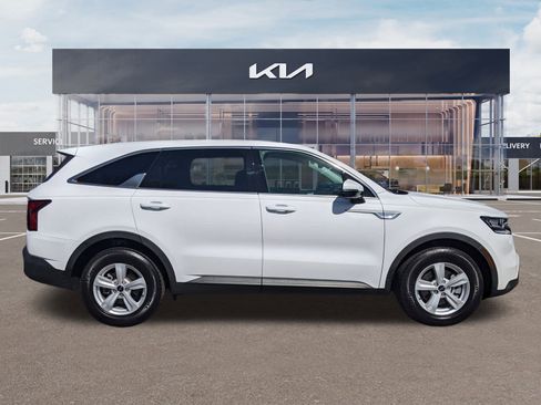 Certified 2023 Kia Sorento LX image 3