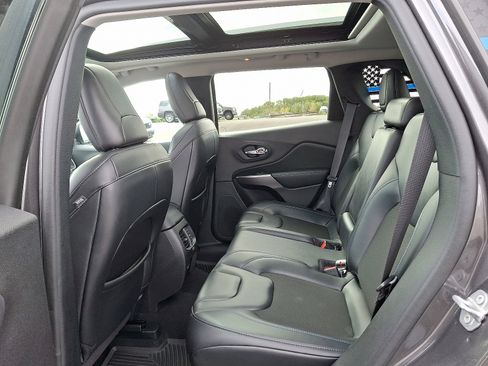 Certified 2021 Jeep Cherokee Latitude Plus w/ Sun & Sound Group image 10