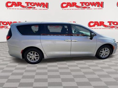 Used 2024 Chrysler Pacifica Touring-L FWD image 9