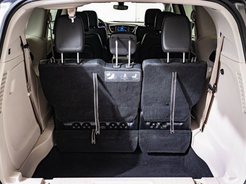 Used 2019 Chrysler Pacifica Touring-L image 16