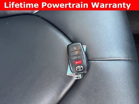 Used 2024 Toyota Highlander XLE image 6