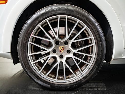 Certified 2023 Porsche Cayenne Platinum Edition image 12