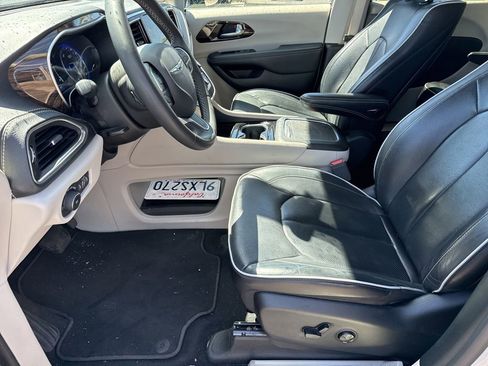 Used 2023 Chrysler Pacifica Limited w/ Uconnect Theater Family Group FWD image 7