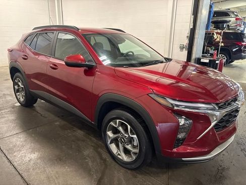 Used 2025 Chevrolet Trax LT FWD image 3