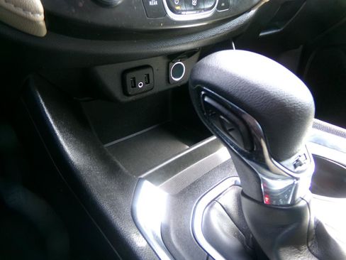 Used 2022 Chevrolet Traverse LS AWD/4WD image 22