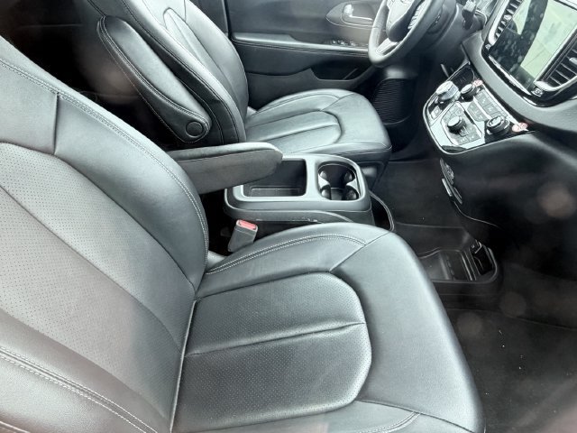 Used 2025 Chrysler Pacifica Select FWD image 8