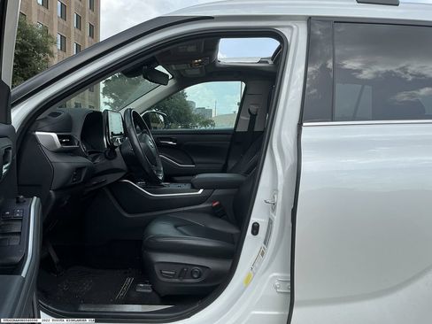 Used 2022 Toyota Highlander XLE FWD image 8