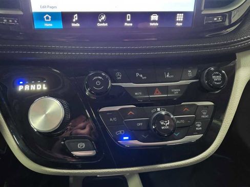 Used 2024 Chrysler Pacifica Touring-L image 22
