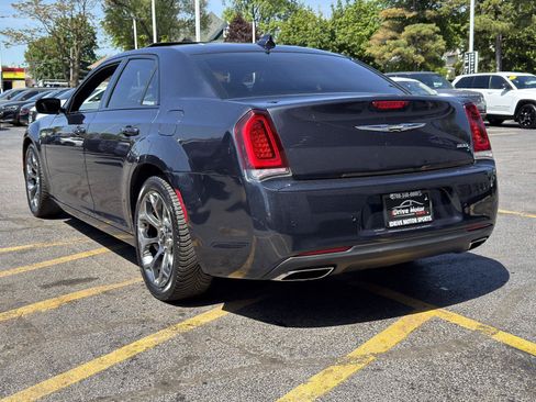 Used 2018 Chrysler 300 S w/ 300S Premium Group RWD image 5