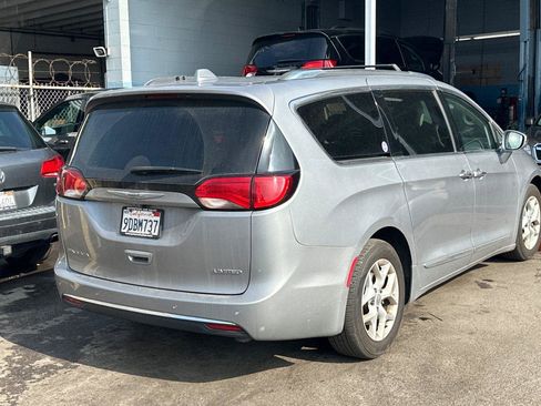 Used 2020 Chrysler Pacifica Limited image 2