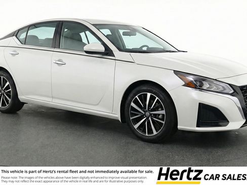 Used 2025 Nissan Altima 2.5 SV FWD image 1