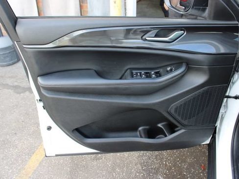 Used 2023 Jeep Grand Cherokee Laredo AWD/4WD image 7