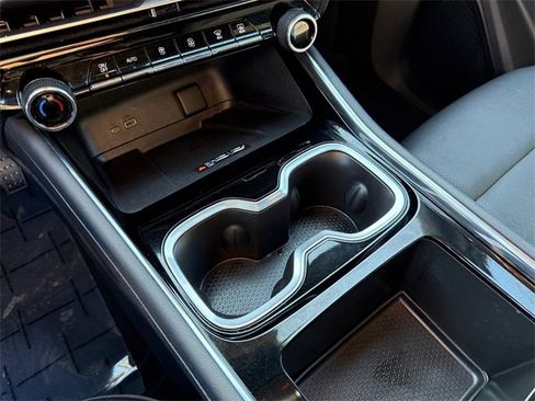 Used 2025 Chevrolet Traverse LT image 14