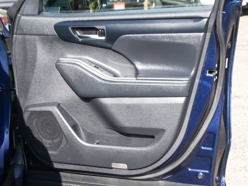 Used 2022 Toyota Highlander XLE FWD image 43
