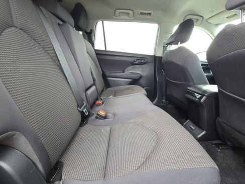 Used 2023 Toyota Highlander LE FWD image 17