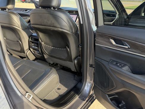 Used 2023 Jeep Grand Cherokee Limited w/ Black Appearance Package AWD/4WD image 36