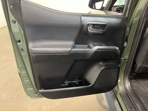 Used 2021 Toyota Tacoma TRD Off-Road w/ Technology Package AWD/4WD image 19