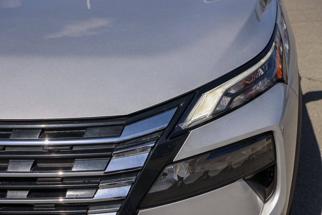 Used 2024 Nissan Rogue SV FWD image 11