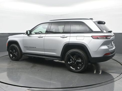 Used 2024 Jeep Grand Cherokee Altitude image 3