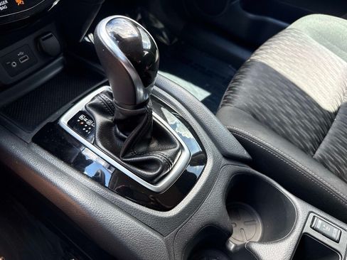 Used 2020 Nissan Rogue SV FWD image 25